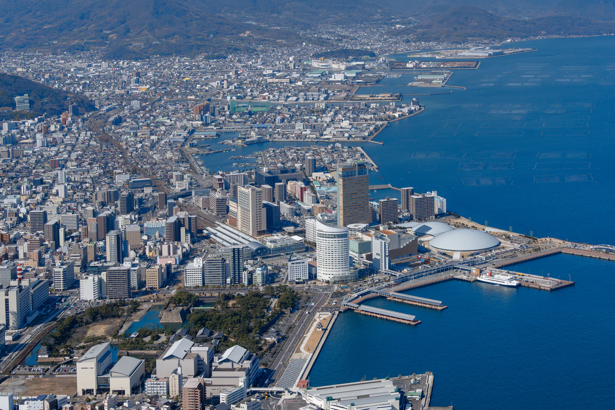 香川県高松市の街並みと瀬戸内海