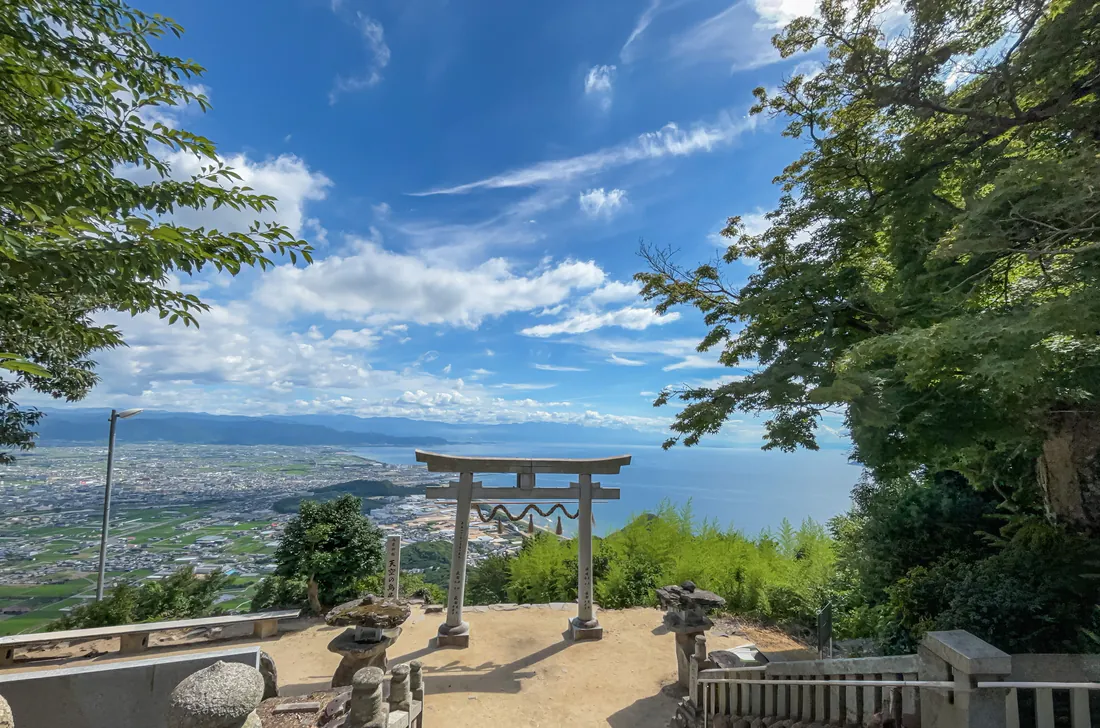 香川の風景を望む鳥居